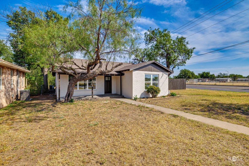 Image 3 of property listing at 318 Glenmore Drive, San Angelo, TX 76903