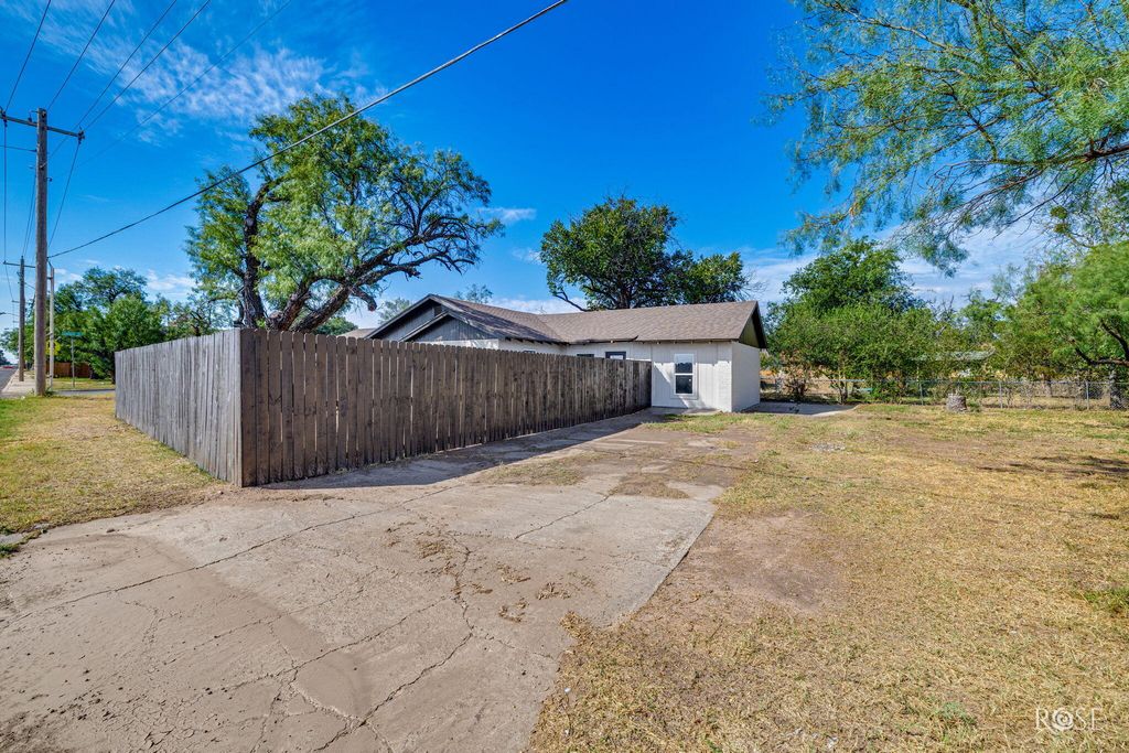 Image 30 of property listing at 318 Glenmore Drive, San Angelo, TX 76903