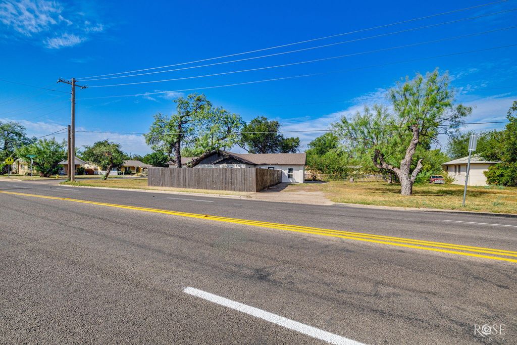 Image 31 of property listing at 318 Glenmore Drive, San Angelo, TX 76903