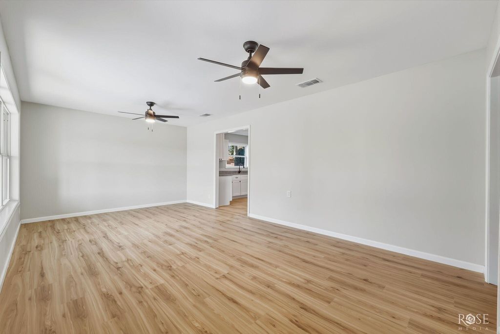 Image 8 of property listing at 318 Glenmore Drive, San Angelo, TX 76903