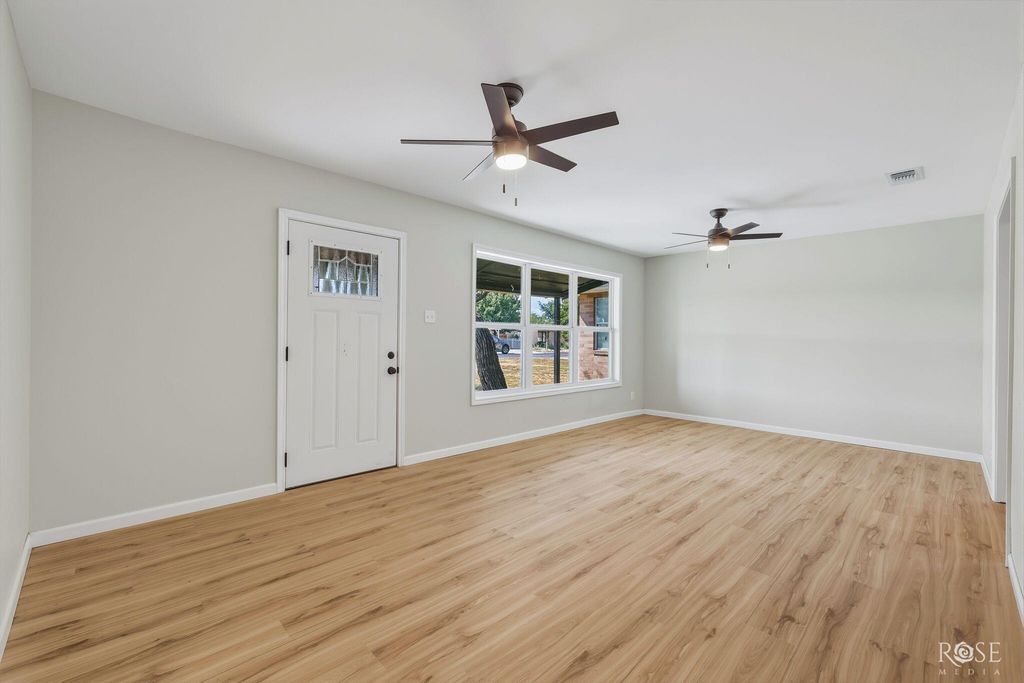 Image 9 of property listing at 318 Glenmore Drive, San Angelo, TX 76903