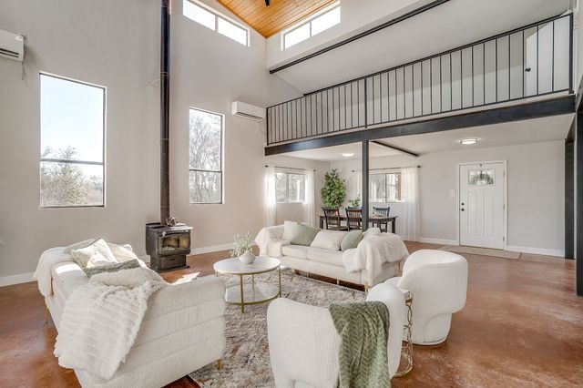 170 Creekwood Drive, Blum, TX 76627