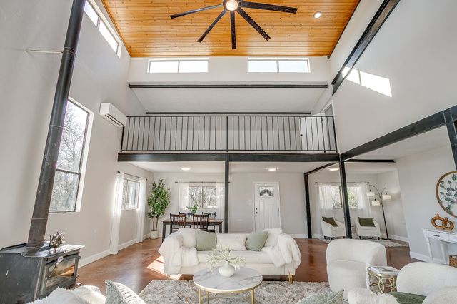 170 Creekwood Drive, Blum, TX 76627