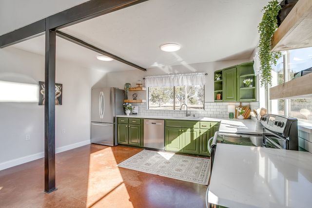 170 Creekwood Drive, Blum, TX 76627