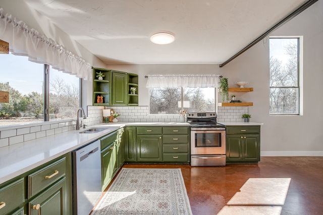 170 Creekwood Drive, Blum, TX 76627