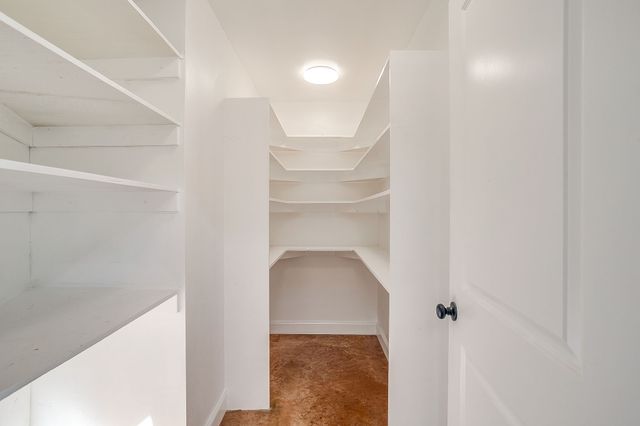 170 Creekwood Drive, Blum, TX 76627