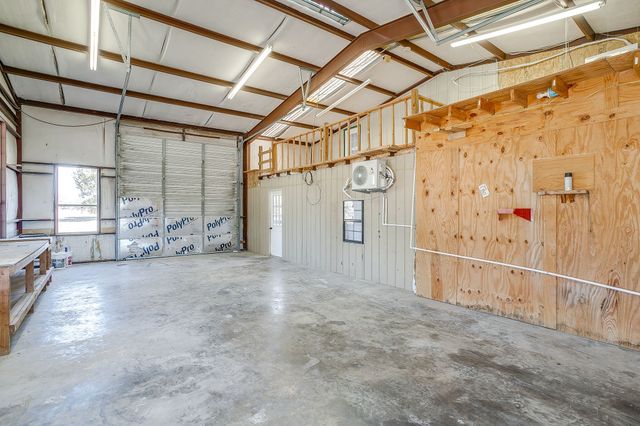 170 Creekwood Drive, Blum, TX 76627