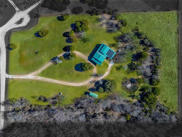 170 Creekwood Drive, Blum, TX 76627