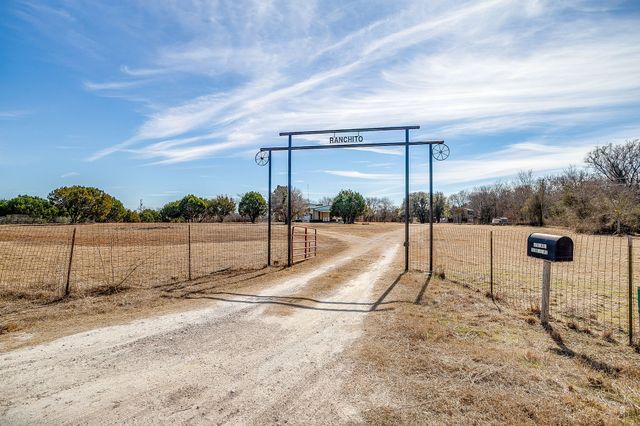 170 Creekwood Drive, Blum, TX 76627