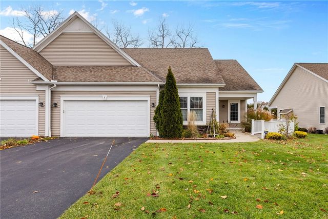 7 Silverwood Circle, East Rochester, NY 14445