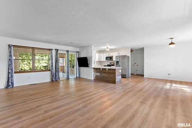 2461 Bobwhite Dr Drive, Muscatine, IA 52761