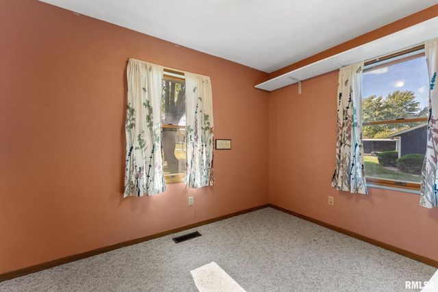 2461 Bobwhite Dr Drive, Muscatine, IA 52761