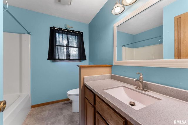 2461 Bobwhite Dr Drive, Muscatine, IA 52761