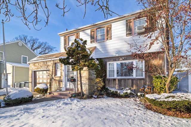 31 Alden Court, Malverne, NY 11565