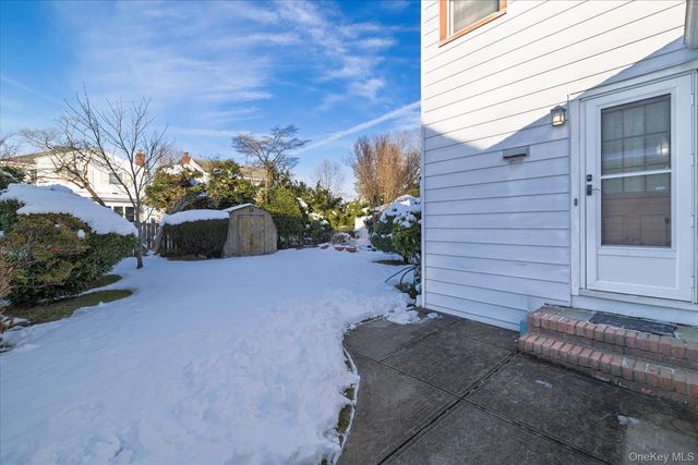 31 Alden Court, Malverne, NY 11565