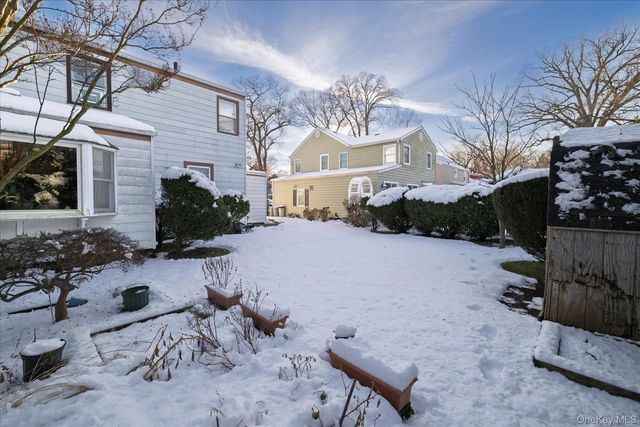 31 Alden Court, Malverne, NY 11565