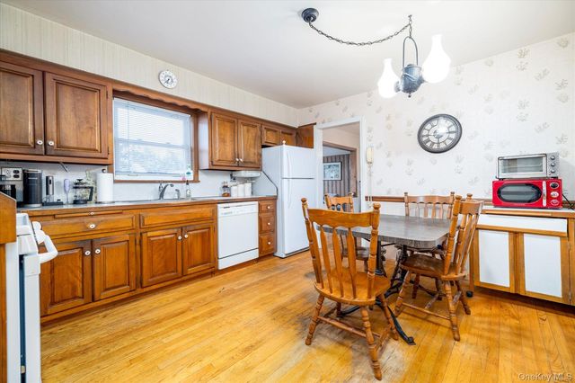 31 Alden Court, Malverne, NY 11565