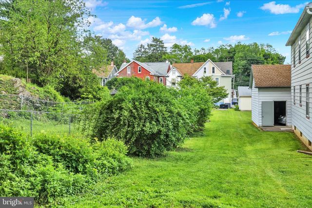 62 E HIGH ST, Womelsdorf, PA 19567