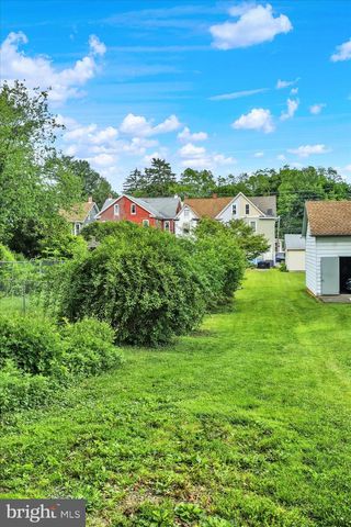 62 E HIGH ST, Womelsdorf, PA 19567