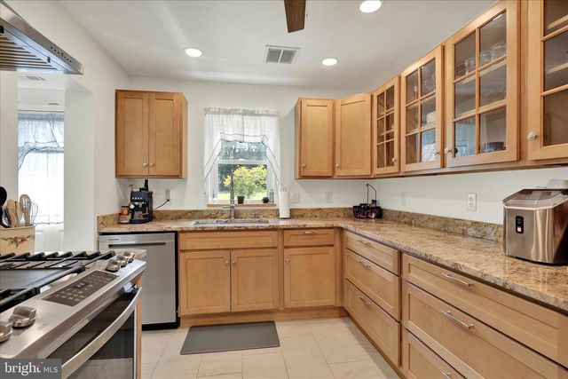 62 E HIGH ST, Womelsdorf, PA 19567