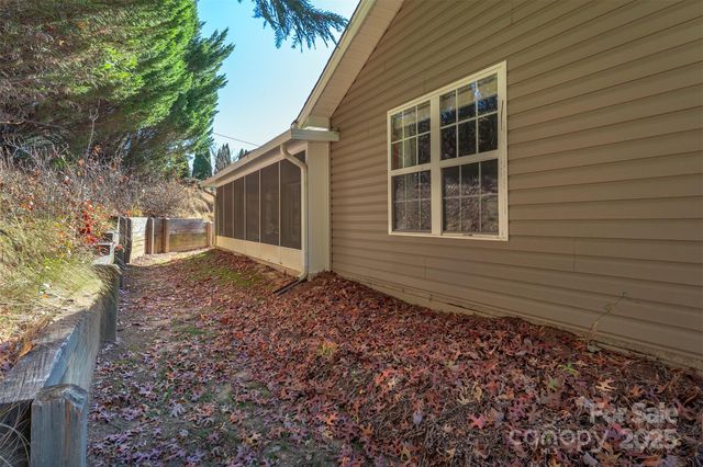 412 Wiltshire Circle, Fletcher, NC 28732