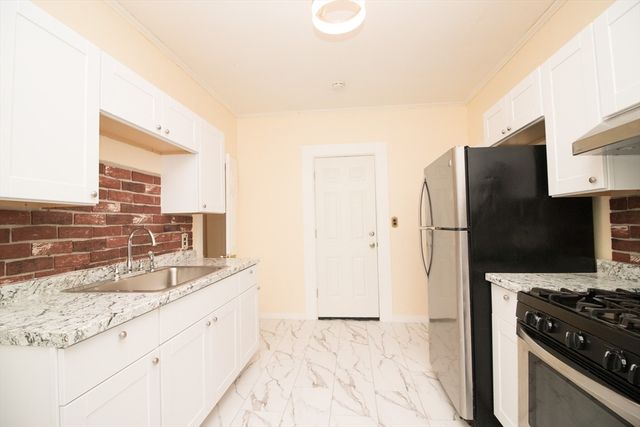 158 Concord St, Lowell, MA 01852