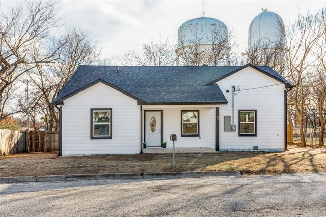 804 Lively Street, Bowie, TX 76230