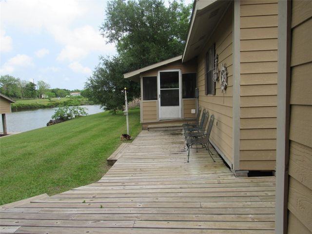 242 Sir Lancelot Drive N, Sargent, TX 77414