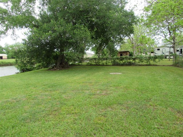 242 Sir Lancelot Drive N, Sargent, TX 77414