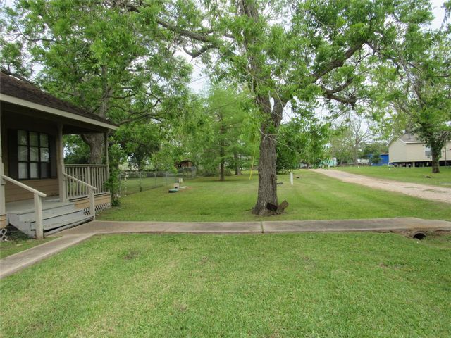 242 Sir Lancelot Drive N, Sargent, TX 77414