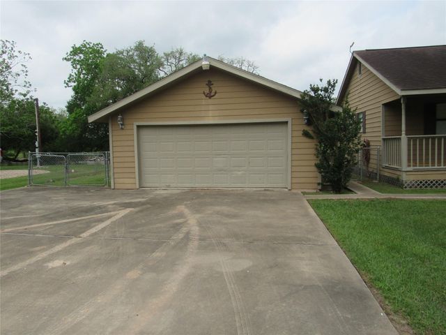 242 Sir Lancelot Drive N, Sargent, TX 77414