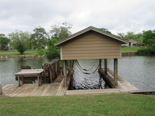 242 Sir Lancelot Drive N, Sargent, TX 77414