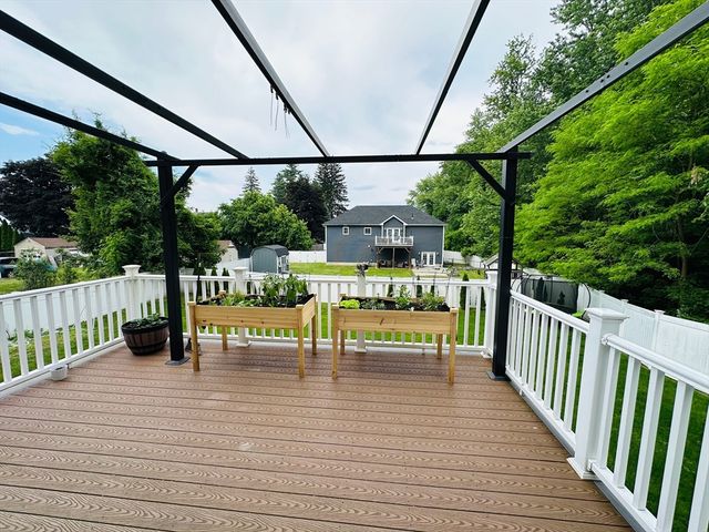 83 Federal St, Agawam, MA 01001