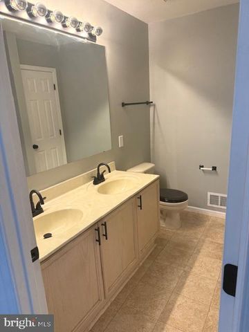 526 CROSSWINDS DR, Charles Town, WV 25414