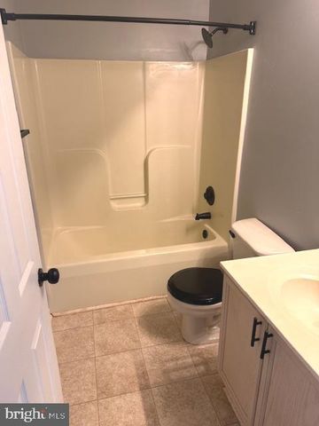 526 CROSSWINDS DR, Charles Town, WV 25414