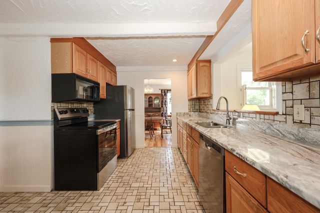 68 Robinson Road, Nashua, NH 03060