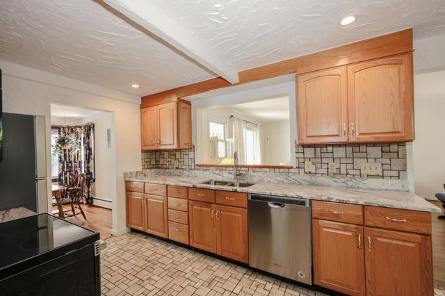 68 Robinson Road, Nashua, NH 03060