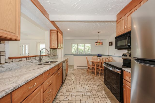 68 Robinson Road, Nashua, NH 03060
