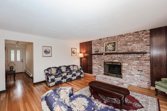 68 Robinson Road, Nashua, NH 03060