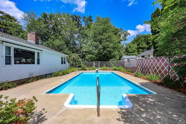 68 Robinson Road, Nashua, NH 03060