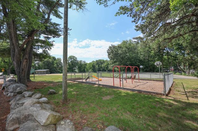 68 Robinson Road, Nashua, NH 03060