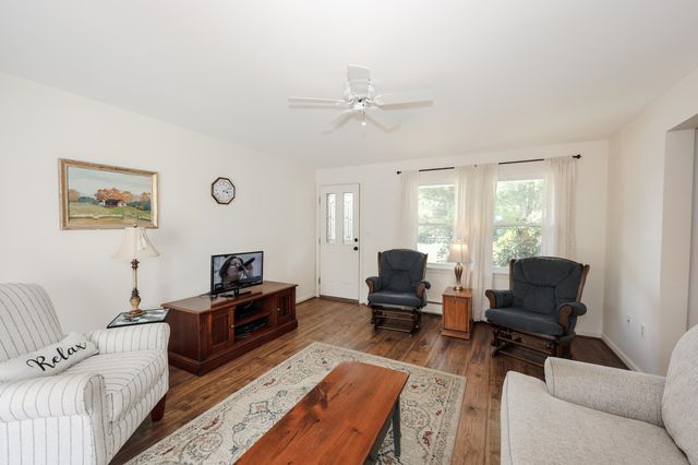 68 Robinson Road, Nashua, NH 03060