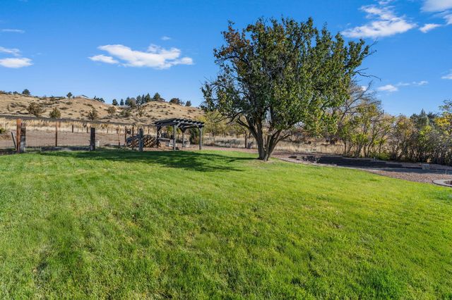 1180 NE Meadowlark Lane, Madras, OR 97741