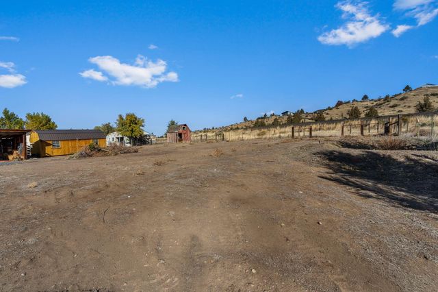 1180 NE Meadowlark Lane, Madras, OR 97741