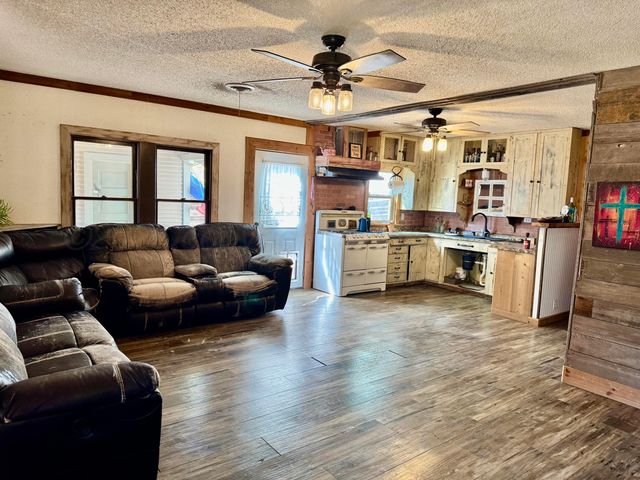 811 Bungalow Avenue, Canadian, TX 79014