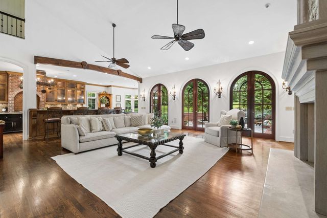 943 Oak Valley Ln, Nashville, TN 37220