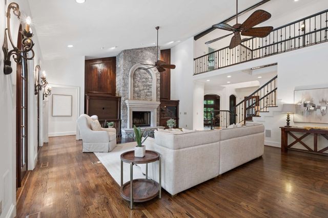 943 Oak Valley Ln, Nashville, TN 37220