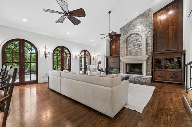 943 Oak Valley Ln, Nashville, TN 37220