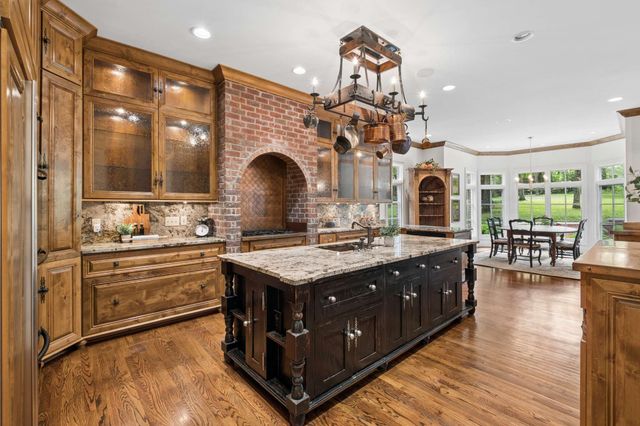 943 Oak Valley Ln, Nashville, TN 37220