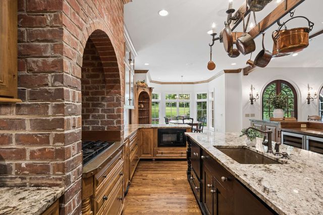 943 Oak Valley Ln, Nashville, TN 37220